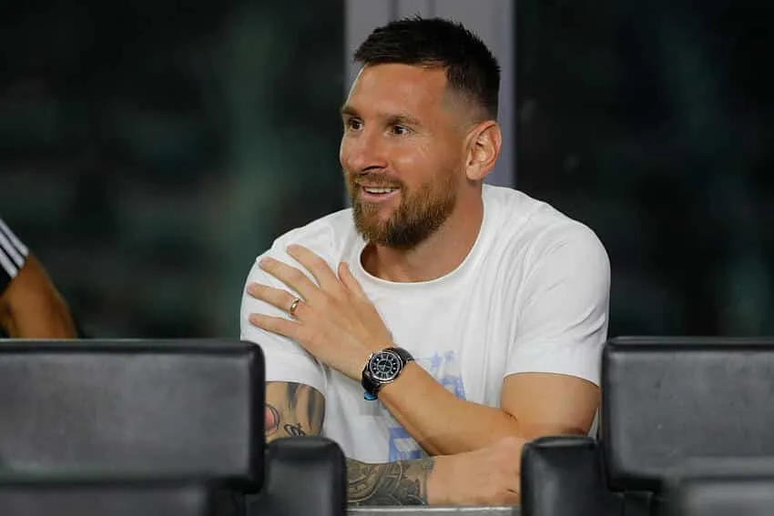 Ap&oacute;s conquista, Messi faz homenagem hist&oacute;rica a lenda&nbsp;da&nbsp;NBA