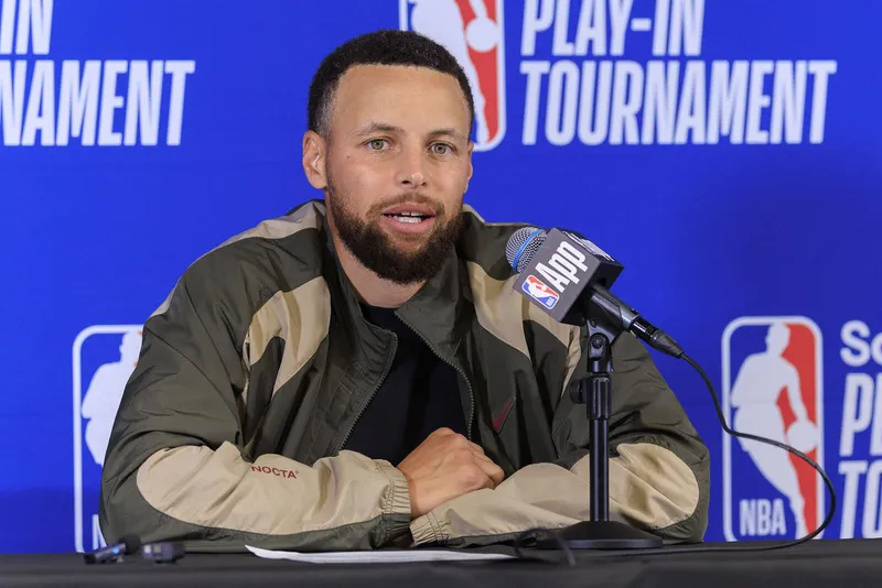 [NBA] Stephen Curry tranquiliza Warriors sobre o joelho antes do training camp
