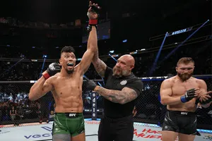 Johnny Walker vence e confessa querer fazer história igual Daniel Cormier