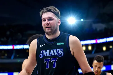 Luka Doncic em a&ccedil;&atilde;o pelos Dallas Mavericks na NBA