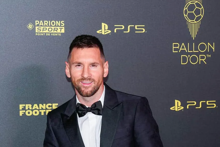 Messi vence a Bola de Ouro e &eacute; o melhor do mundo pela oitava vez