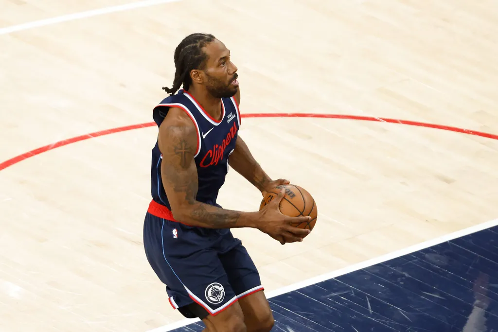 [NBA] Kawhi Leonard fica semanas fora dos Raptors ap&oacute;s apenas 52 minutos de temporada