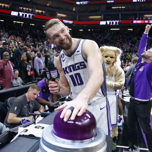 Domantas Sabonis light the beam ap&oacute;s vit&oacute;ria dos Kings nos playoffs. Foto: Reprodu&ccedil;&atilde;o/Twitter @SacramentoKings
