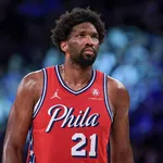 NBA Playoffs 2024: abalado, Embiid culpa arbitragem por derrota dos 76ers no Jogo 2