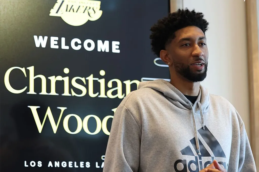 NBA: Principal refor&ccedil;o dos Lakers revela conversa que teve com t&eacute;cnico
