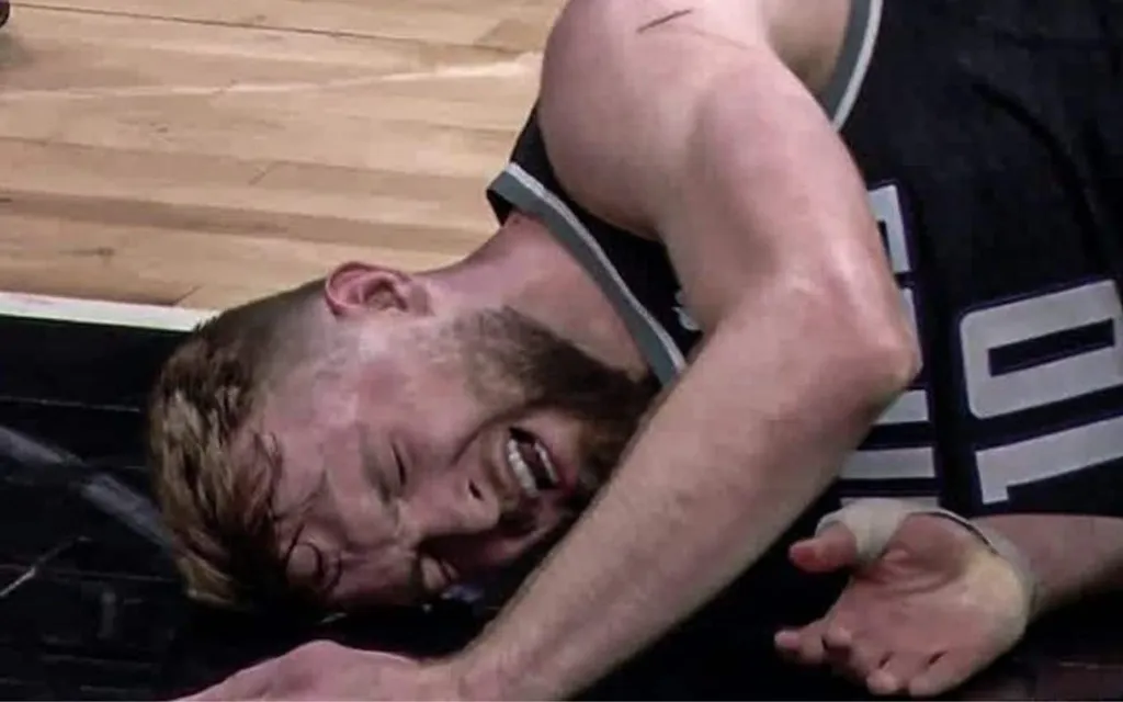 Playoffs NBA: Sabonis sofre contus&atilde;o ap&oacute;s pis&atilde;o de Draymond Green