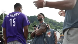 Damar Hamlin visita companheiros pela primeira vez após acidente