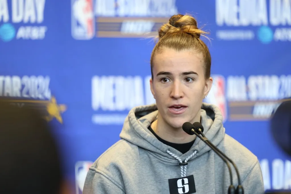 Derrotada por Steph Curry, Sabrina Ionescu finta revanche: &lsquo;Est&aacute;vamos conversando&hellip;