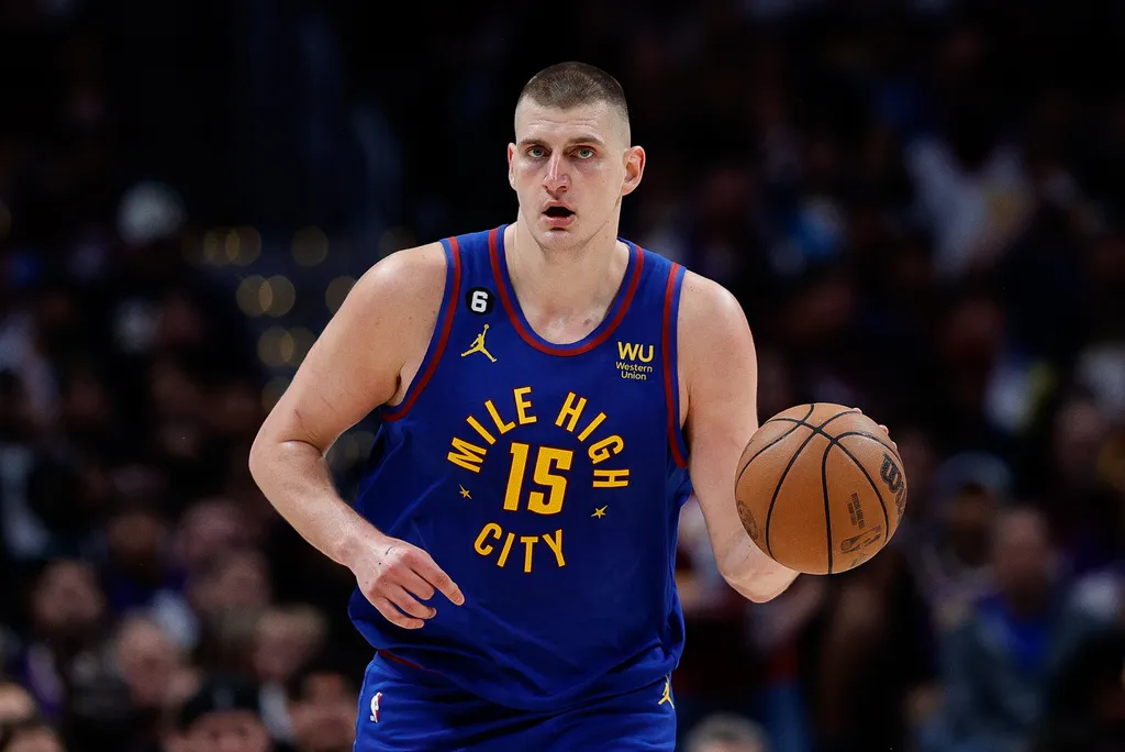 Jokic busca superar Carmelo, Iverson e outras lendas com feito in&eacute;dito