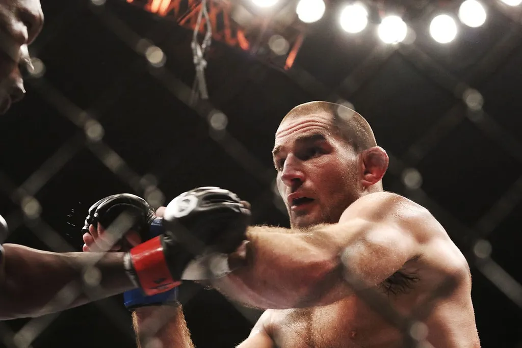 UFC: Strickland e Du Plessis brigam na arquibancada antes da luta; veja