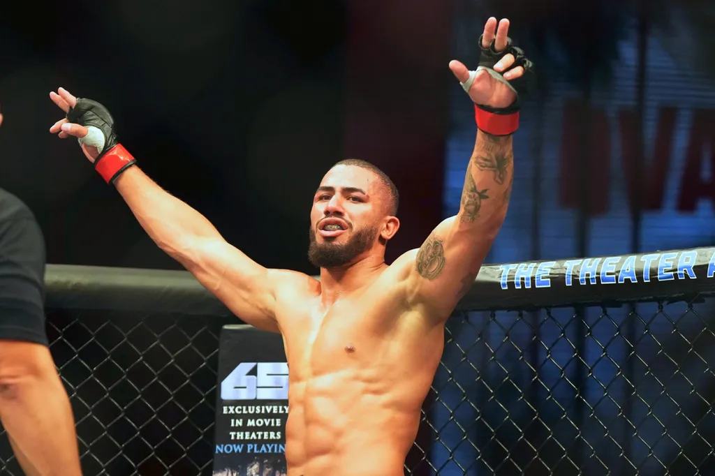 Vitor Petrino vence e faz pedido inusitado em entrevista no UFC 290