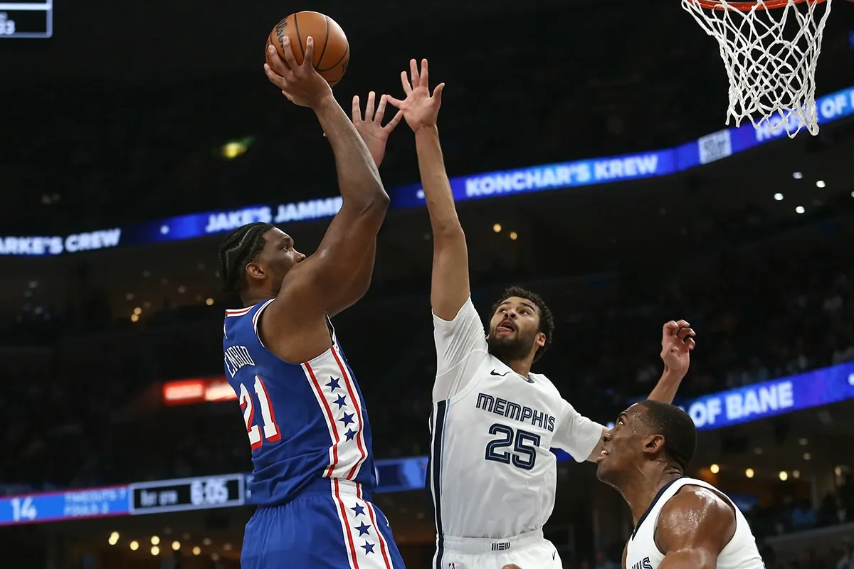 M&atilde;ozinha e Embiid