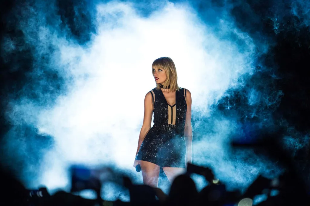 NFL: Taylor Swift vive romance com Travis Kelce, do Kansas City Chiefs, diz site