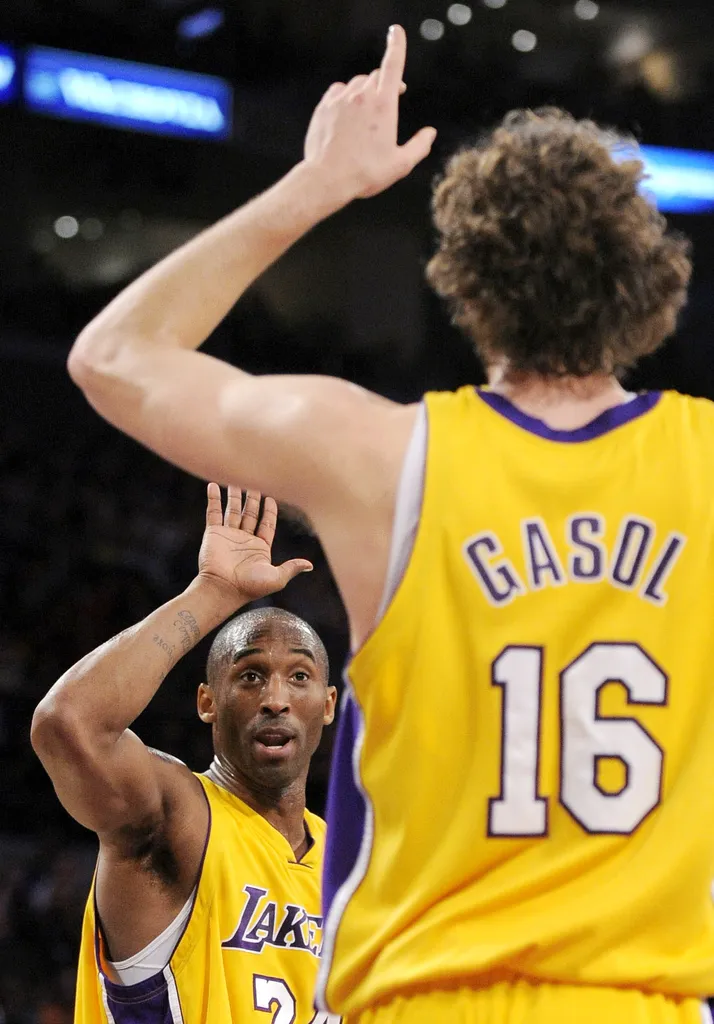 N&uacute;meros aposentados nos Lakers: veja todas camisas retiradas no time