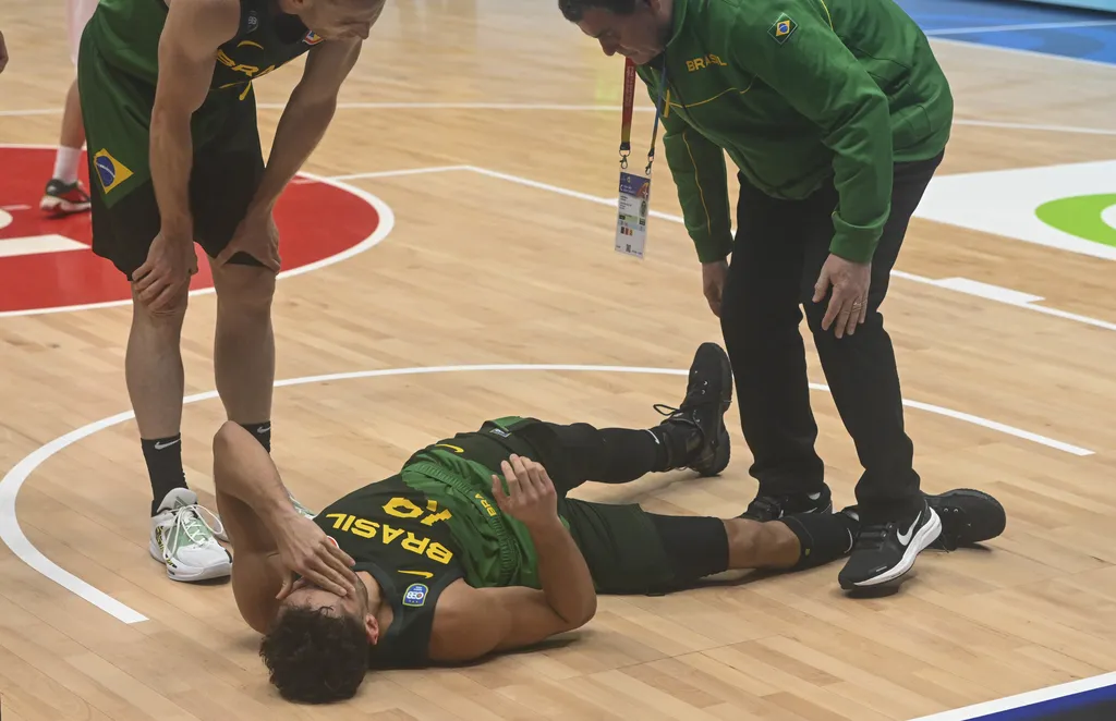 Copa do Mundo de Basquete: Raul Neto volta aos EUA e passa por cirurgia