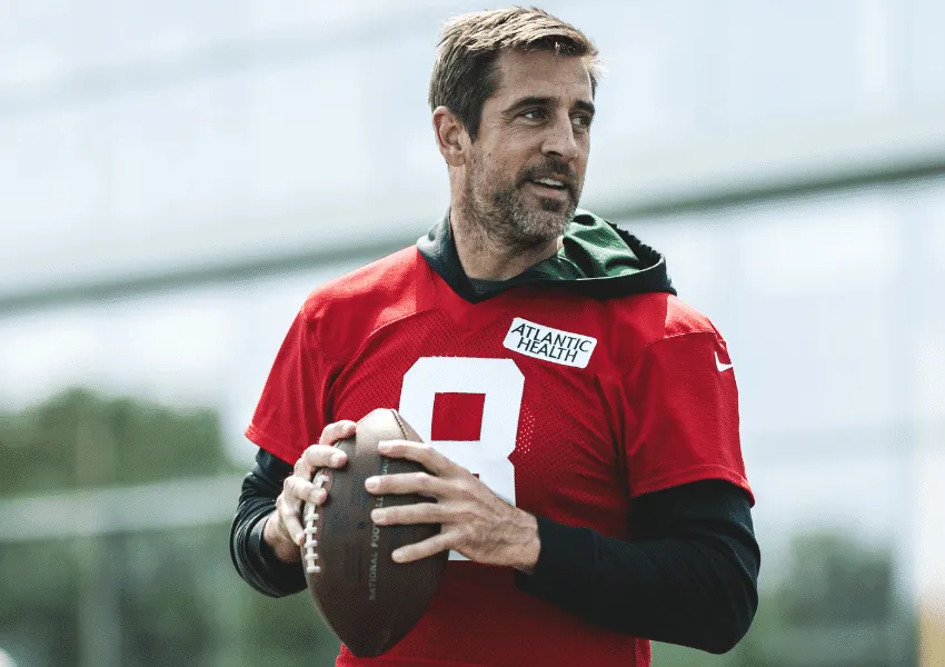 NFL: Aaron Rodgers e Jets j&aacute; negociam novo contrato ap&oacute;s troca