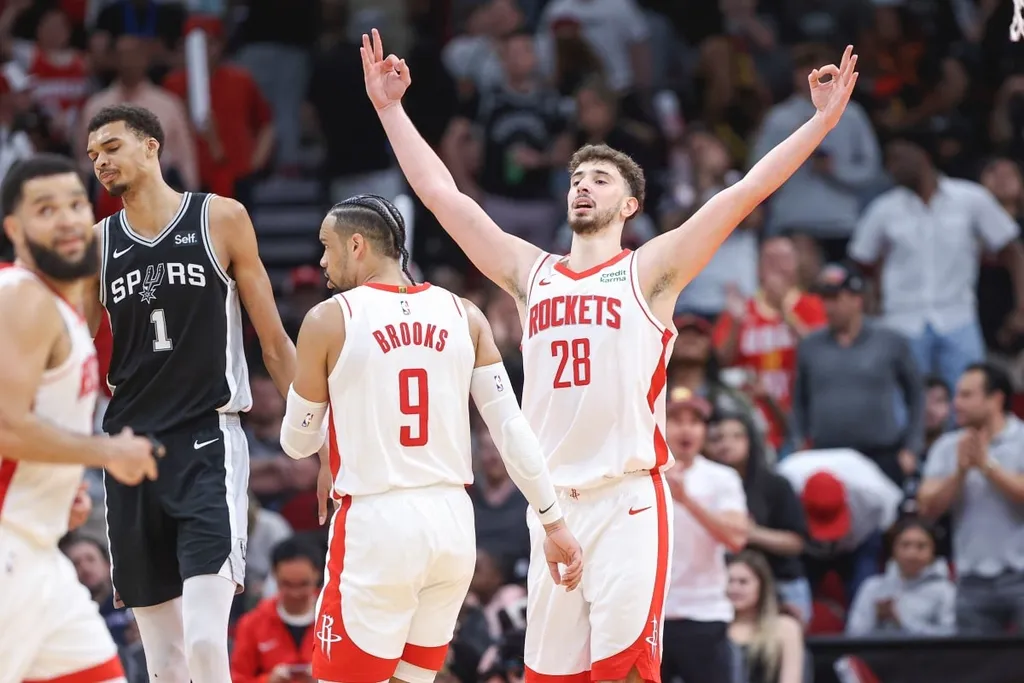 NBA: Rockets vencem duelo do Texas com show de piv&ocirc; turco