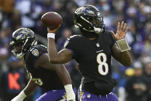 NFL: Lamar dá show, Ravens dominam os Dolphins e garantem a melhor campanha