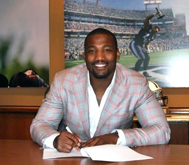 Tennessee Titans contrata o linebacker Shaun Phillips, exBroncos