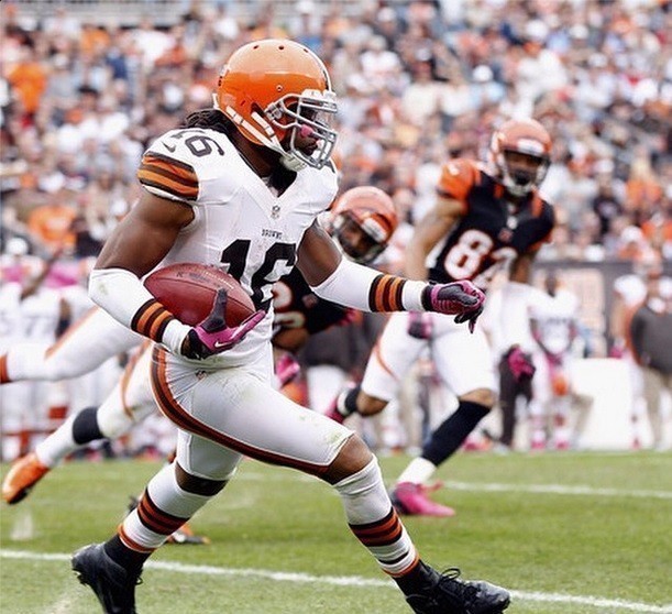 Indianapolis Colts fecha com wide receiver Josh Cribbs