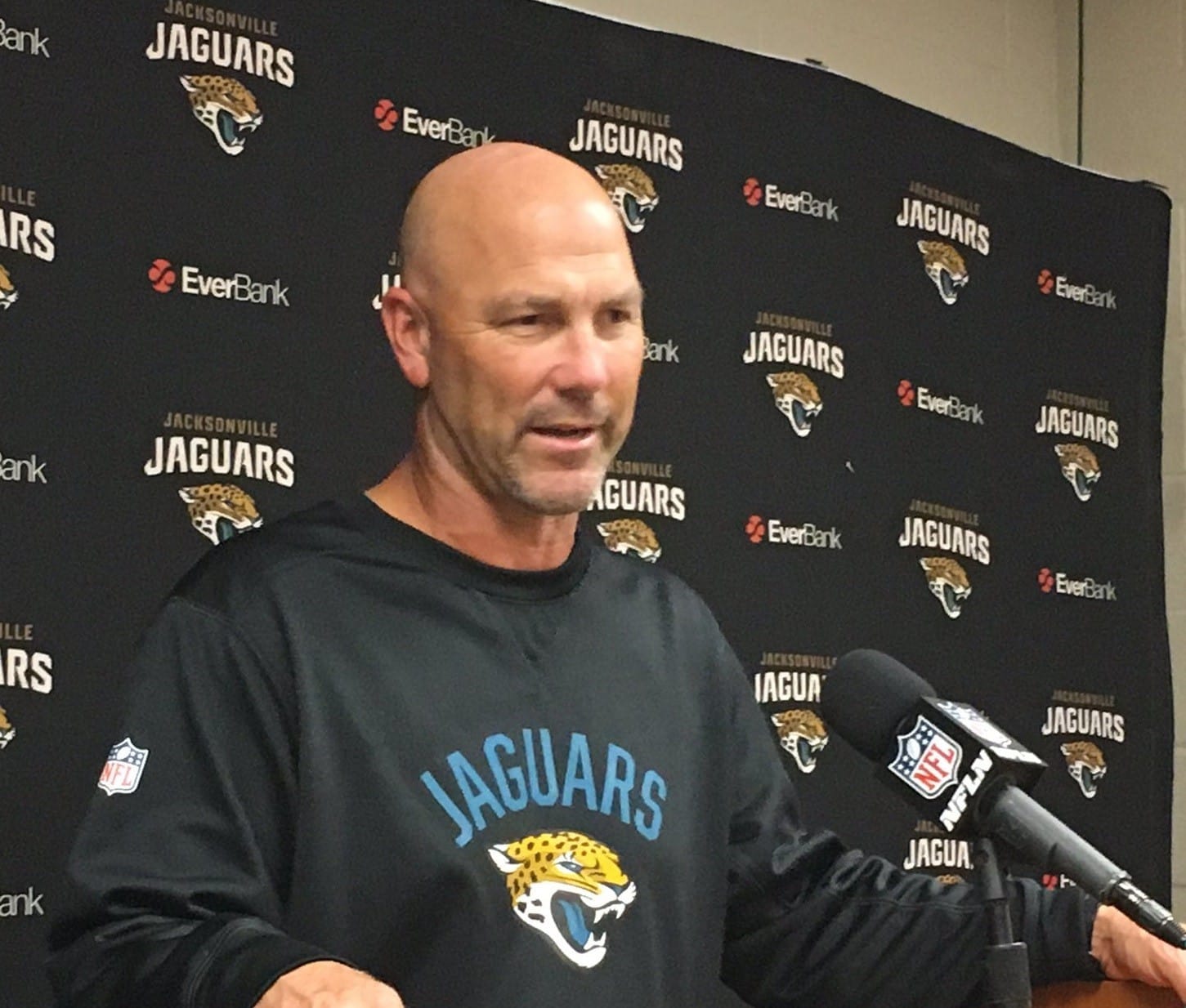 Shad Khan afirma que o treinador Gus Bradley não será demitido