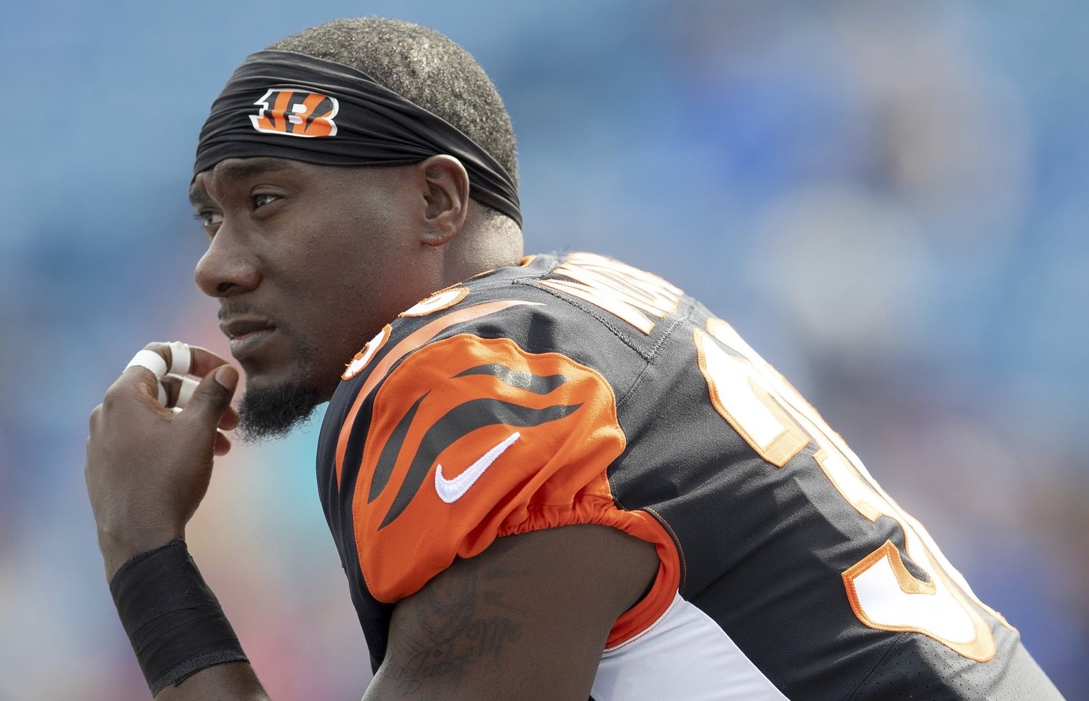 Shawn Williams é ejetado após pancada em cima de Andrew Luck